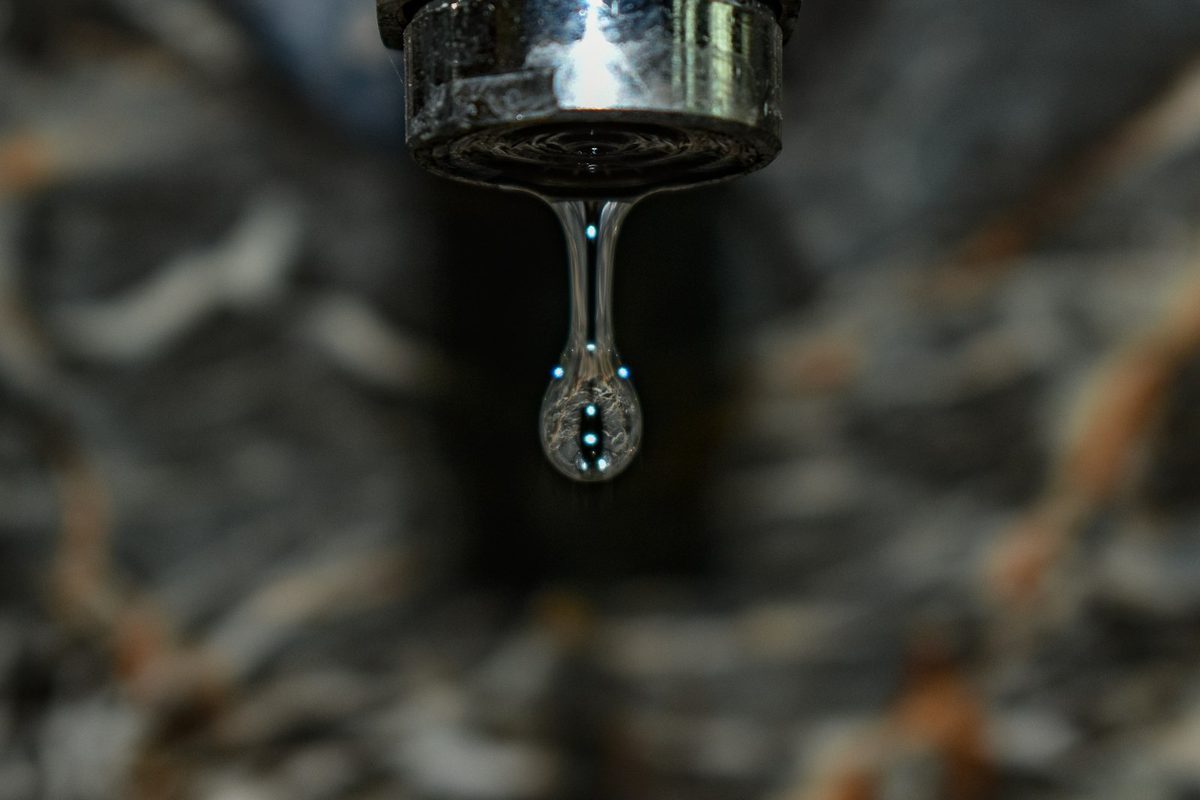 Gota de agua cayendo de una llave