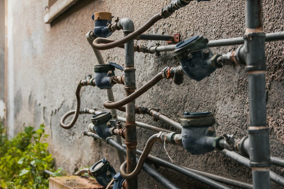 Medidores de agua instalados en un muro